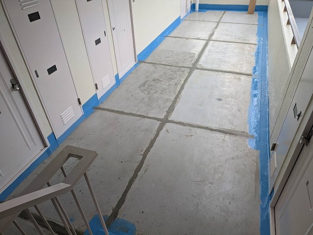 共用廊下・階段　巾木ウレタン塗膜塗布