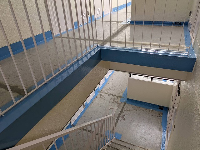 共用廊下・階段　巾木ウレタン塗膜塗布
