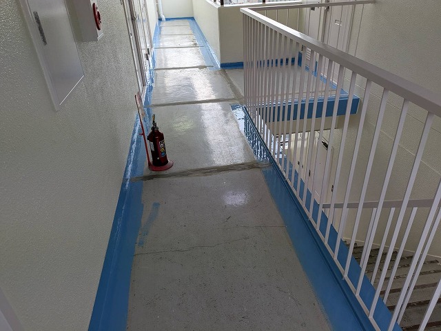 共用廊下・階段　巾木ウレタン塗膜塗布