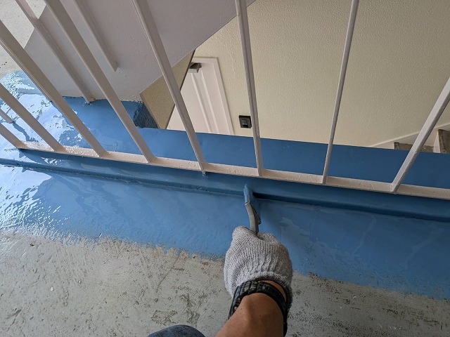 共用廊下・階段　巾木ウレタン塗膜塗布