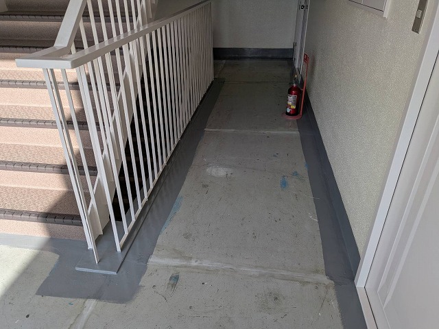 共用廊下・階段　巾木ﾄｯﾌﾟｺｰﾄ塗布