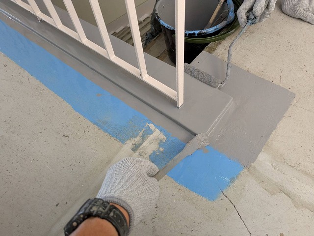 共用廊下・階段　巾木ﾄｯﾌﾟｺｰﾄ塗布