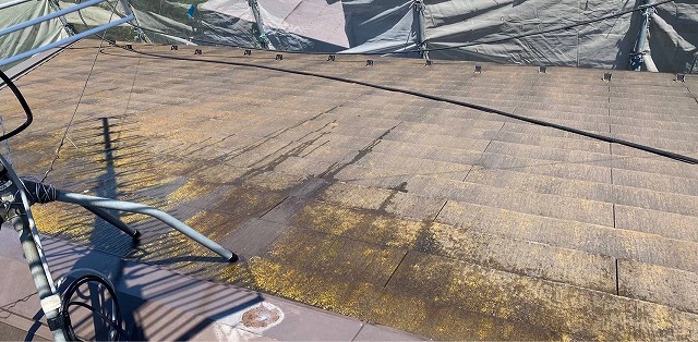 神戸市西区にお住まいのお家の苔が付着し、水捌けの悪くたスレート屋根(カラーベスト)高圧洗浄をしました。