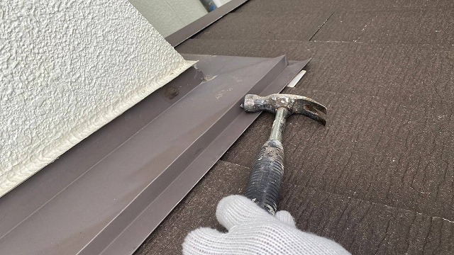 神戸市西区にて経年劣化でヒビが入ってしまったスレート屋根の下地処理・下塗りの作業になります。