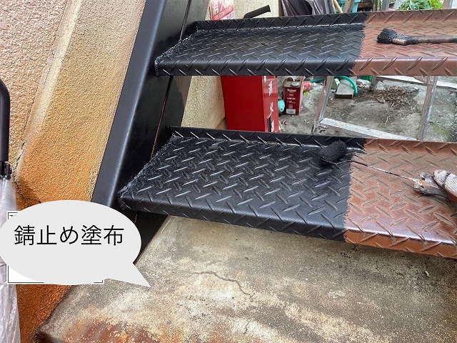 鉄骨階段　錆止め塗布