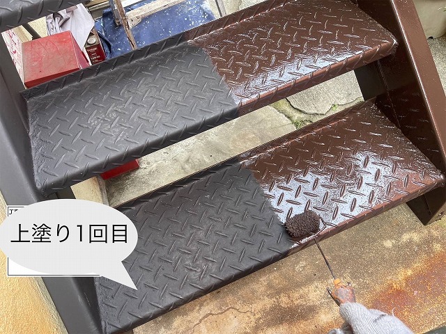 西宮市のアパートの鉄骨階段、ファインパーフェクトトップで上塗り作業！耐久性を向上させました！