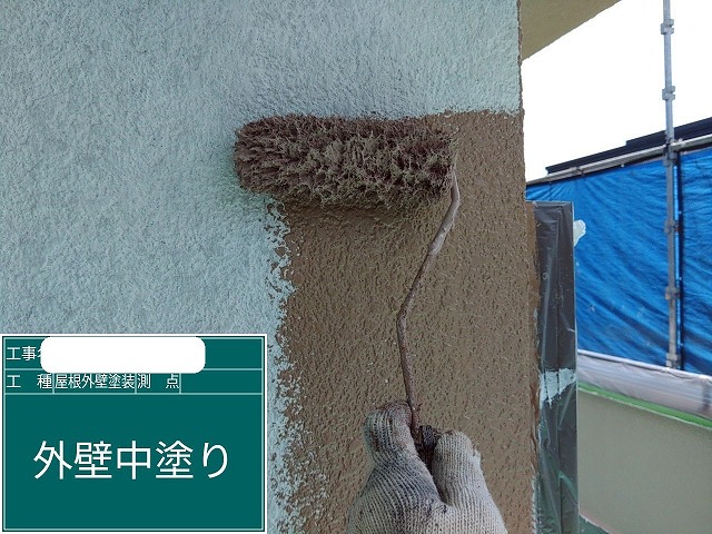 神戸市北区にて、モルタル外壁塗装！パーフェクトトップ09-60Dで中塗り作業を行いました。