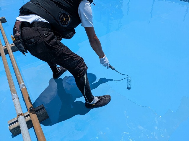 屋上防水工事　ﾌウレタン塗膜防水2回目塗布