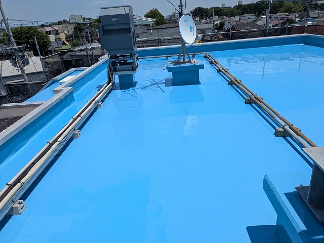 屋上防水工事　ﾌウレタン塗膜防水2回目塗布