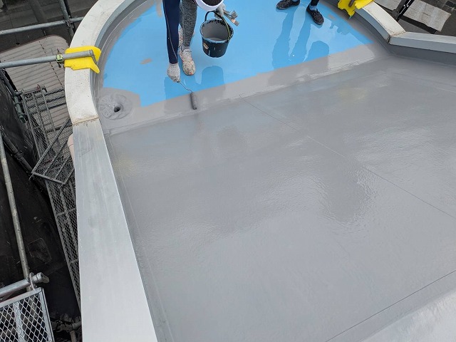 屋上防水工事　トップコート塗布