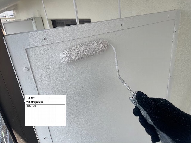 マンションのパーテーション(ﾍﾞﾗﾝﾀﾞ仕切り)を水性ケンエースで清潔感ある白で塗装しました。
