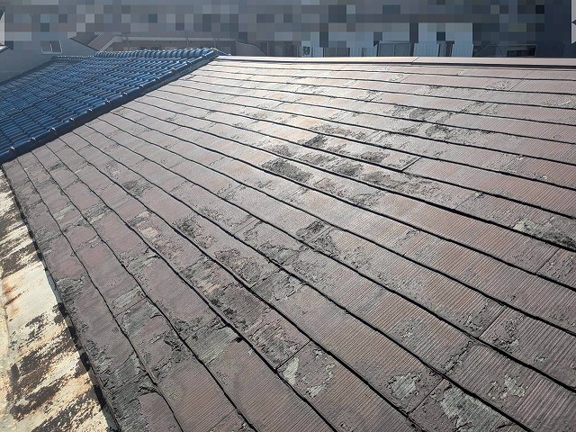 屋根　施工前　色褪せ黒ずみ