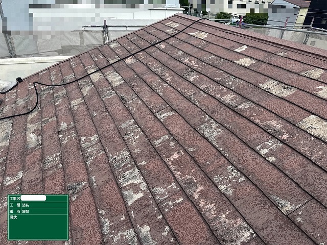 屋根　施工前　色褪せ黒ずみ