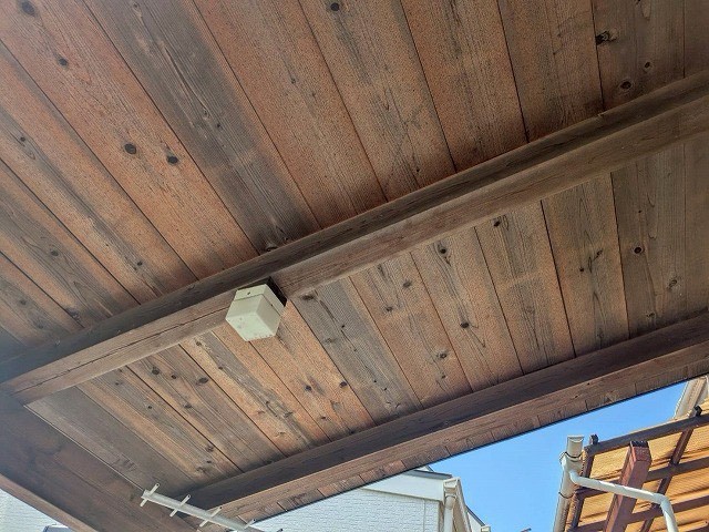 施工前　軒天　木部色褪せ