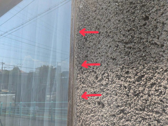 神戸市東灘区、雨漏りを防ぐ為にモルタル外壁の窓廻りや換気口のｼｰﾘﾝｸﾞ増し打ち工事を行いました。