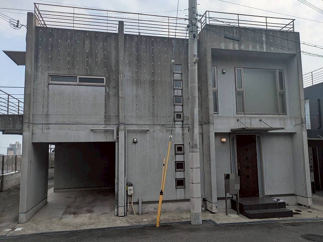 神戸市、打ちっぱなしコンクリート外壁に黒ずみ・雨だれ汚れ！「塗装前の高圧洗浄」