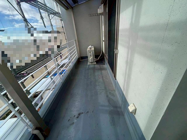 神戸市の一戸建て住宅、ベランダにシミや黒ずみが…ウレタン塗膜防水工事で雨漏りの心配もなくなりました