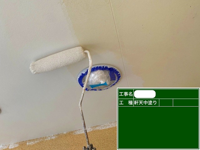 軒天塗装　中塗り　水性ケンエース