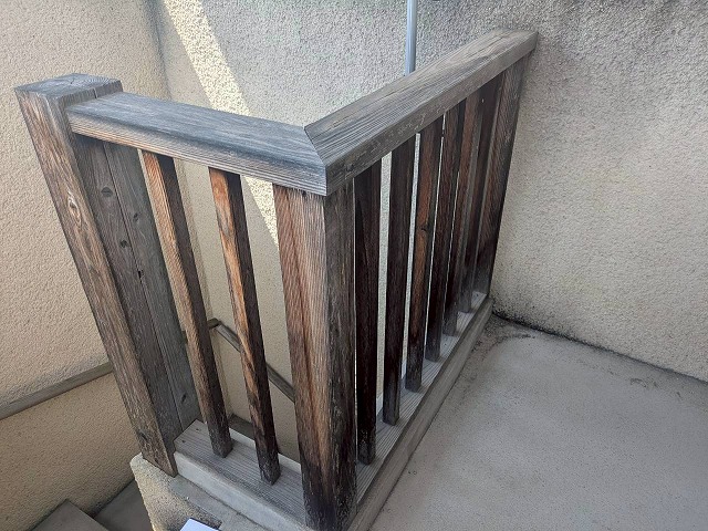施工前　手摺り　木部色褪せ