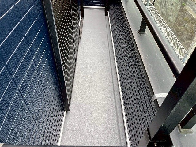 ベランダ防水工事 上塗り