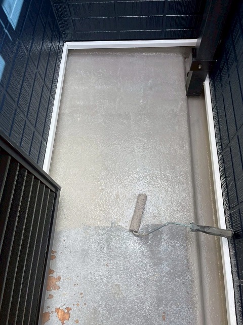 ベランダ防水工事 中塗り