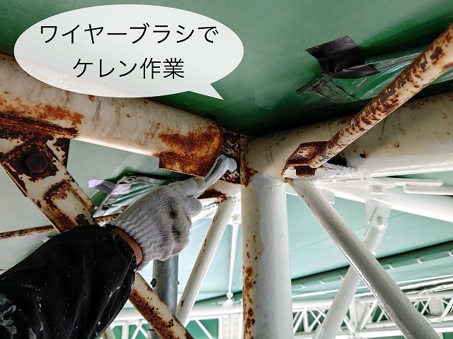 ワイヤーブラシでケレン作業