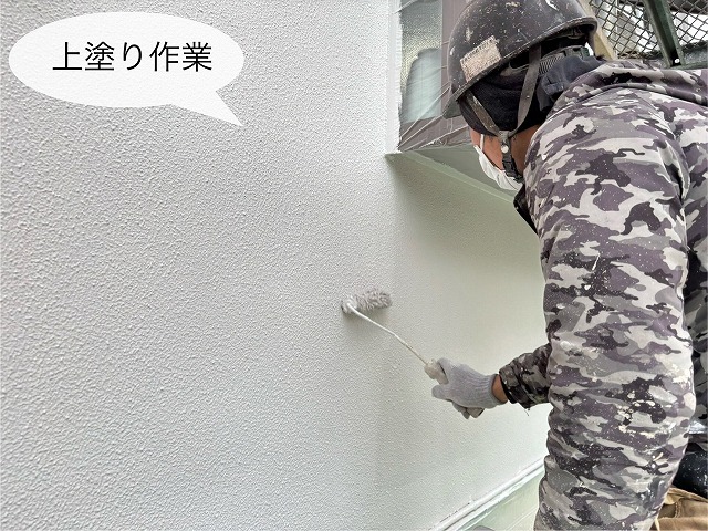 神戸市の築36年グレーのモルタル外壁から明るい白色の外壁にｲﾒｰﾁｪﾝｼﾞ！「上塗り作業」