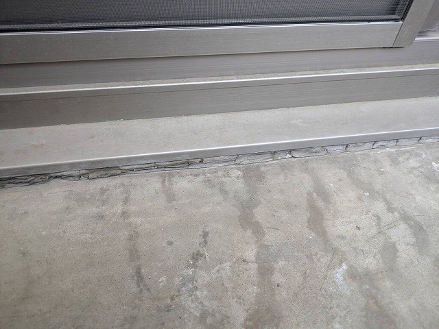 窓下 コーキング劣化