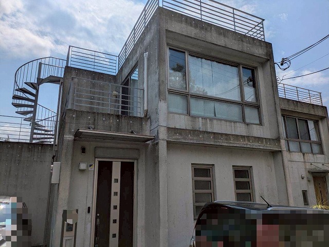 打ちっぱなしコンクリート外壁の高圧洗浄作業をご紹介！
