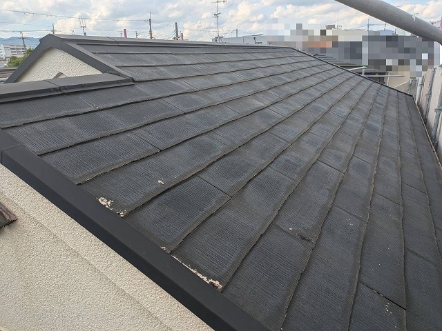三田市一戸建て、色褪せしたｽﾚｰﾄ屋根の遮熱塗装！日本ﾍﾟｲﾝﾄのﾊﾟｰﾌｪｸﾄｸｰﾗｰｻｰﾌで下塗り作業！