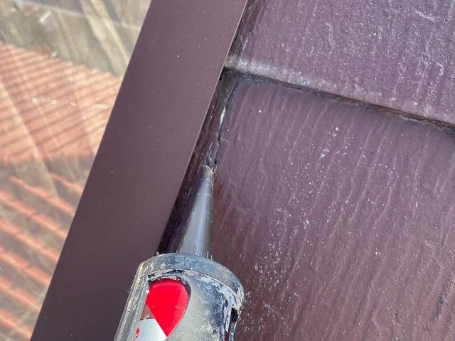 神戸市北区、色褪せしたｽﾚｰﾄ屋根をﾌｧｲﾝﾊﾟｰﾌｪｸﾄｼｰﾗｰで下塗り塗装を行いました。