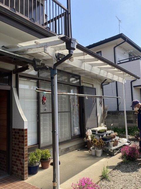 深谷市で玄関庇を張り替え。テラスは塗装してポリカ波板を張替え。