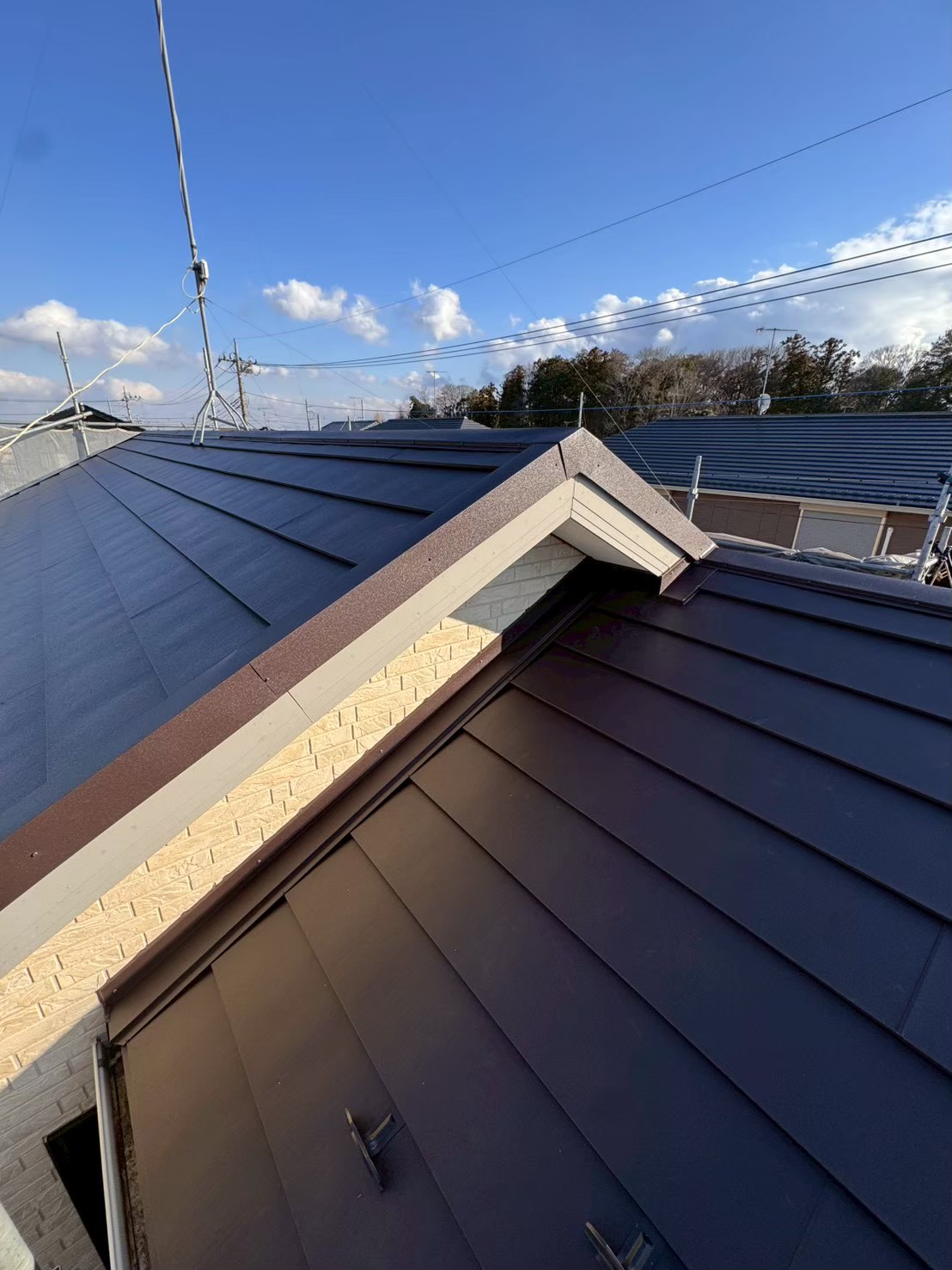 深谷市で強風により屋根材落下…築14年スレート屋根のカバー工法で防水・耐久性を強化した事例