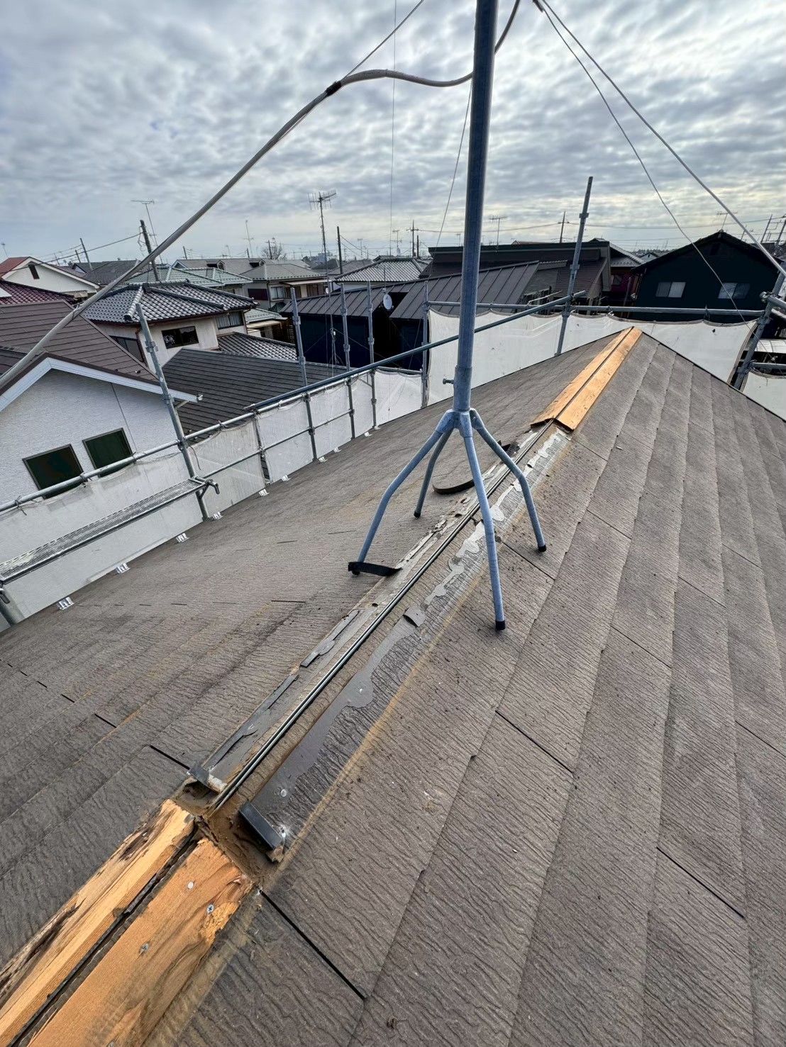 棟周りの下地が見える状態で納まりを整える