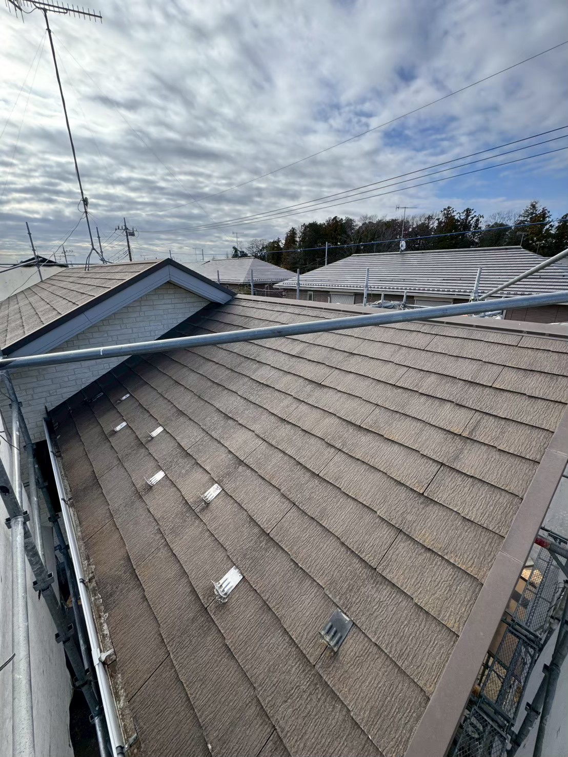 深谷市で強風により屋根材落下…築14年スレート屋根のカバー工法で防水・耐久性を強化した事例