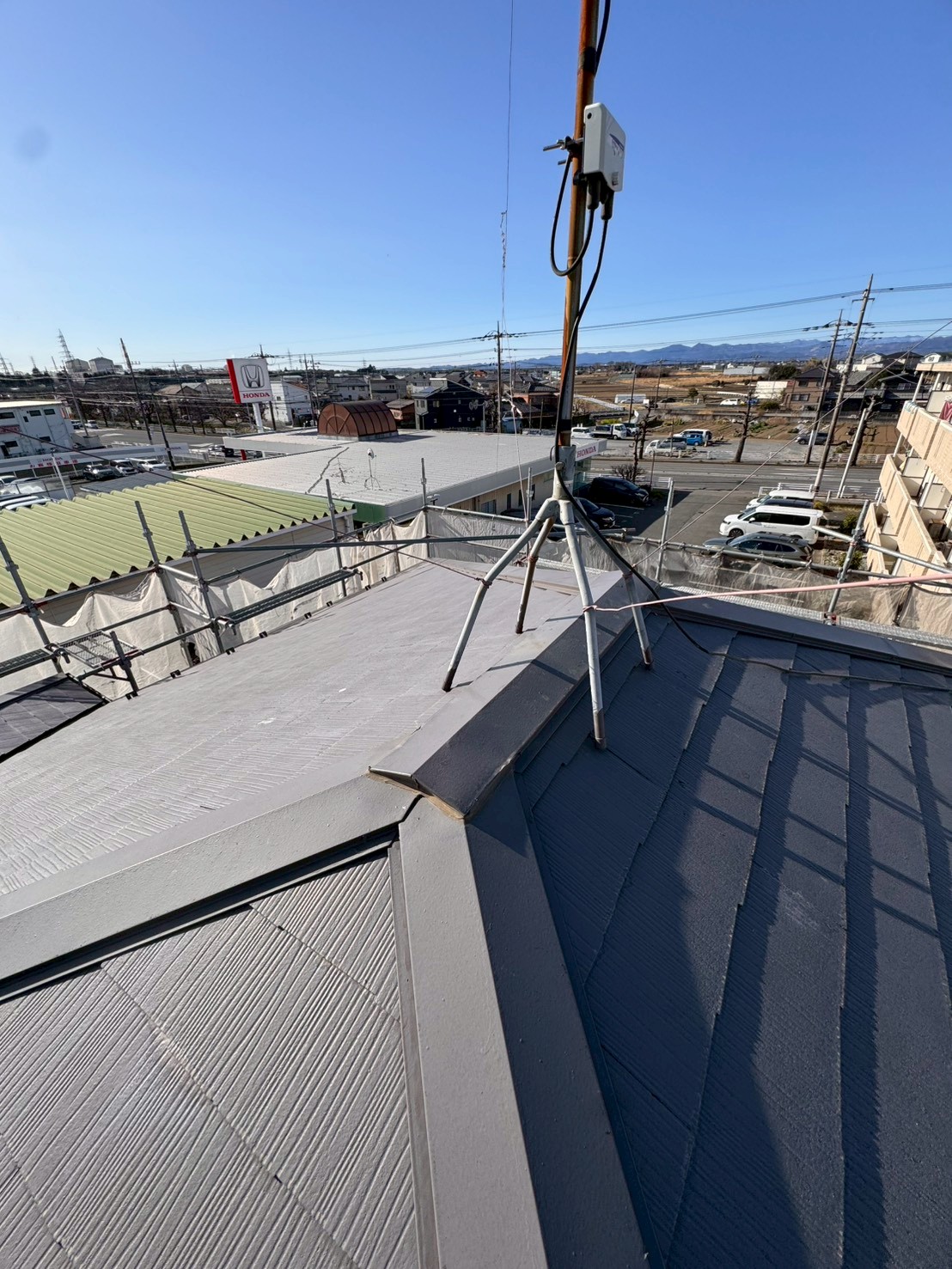 深谷市で突風により捲れた棟板金を下地から整えて雨漏り・飛散を防止