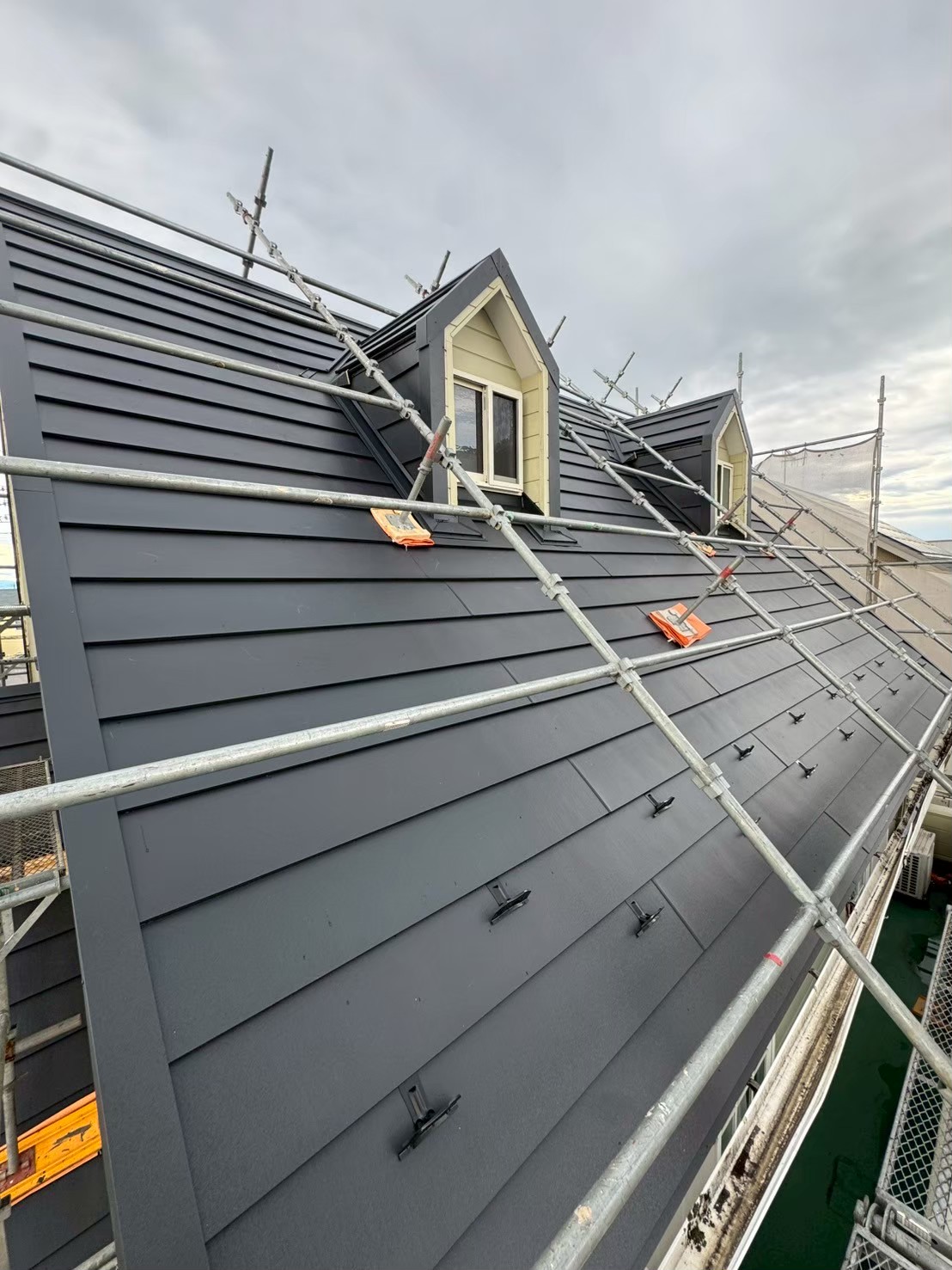 熊谷市の築40年住宅の雨漏り不安を解消する屋根カバー工事と防水シート施工事例