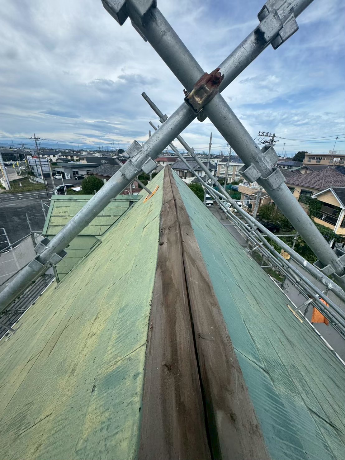 足場設置後の屋根状況確認と安全な作業動線づくり