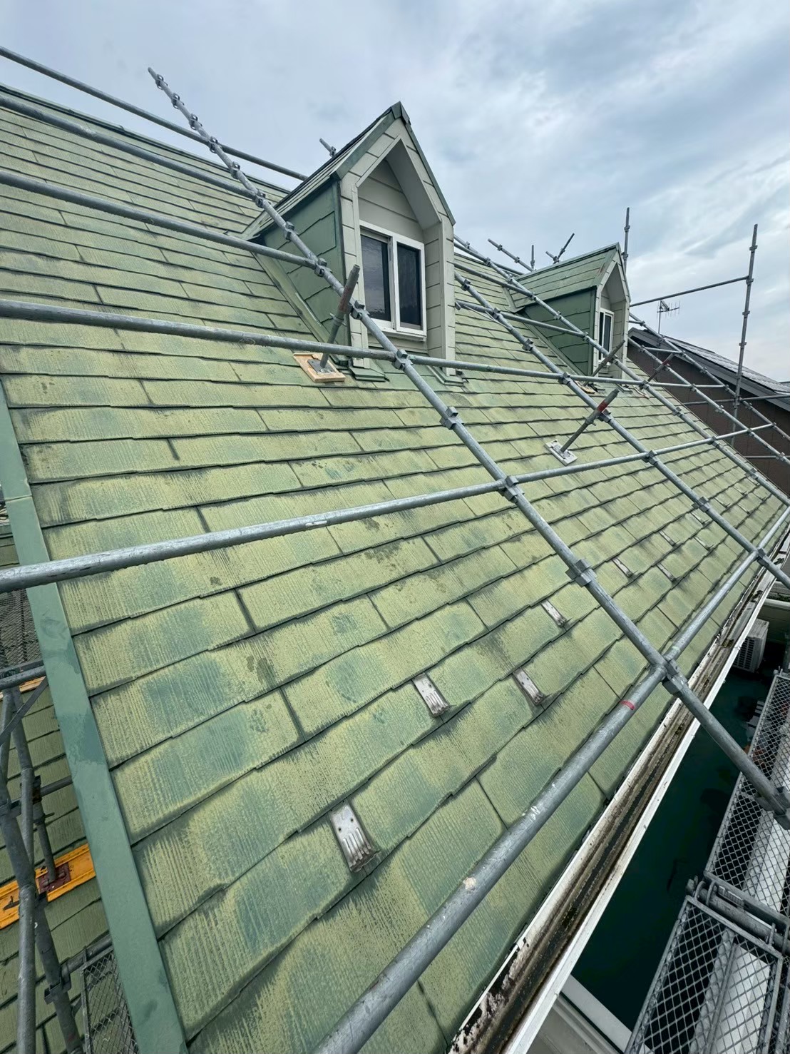 熊谷市の築40年住宅の雨漏り不安を解消する屋根カバー工事と防水シート施工事例