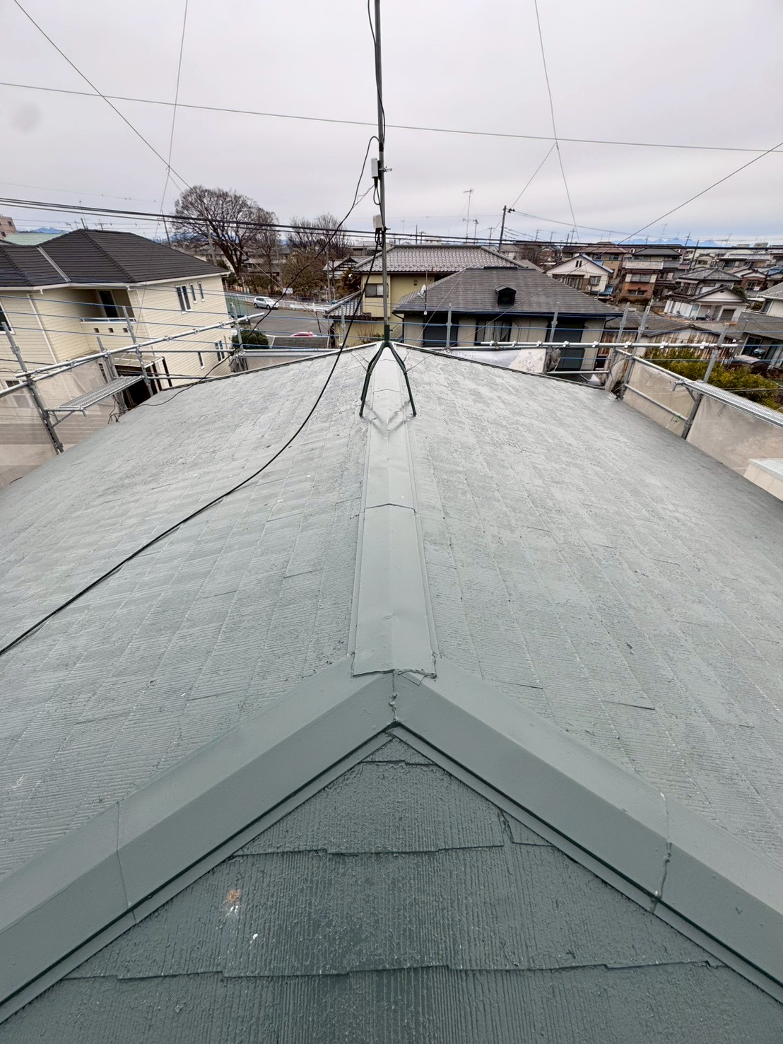 築45年のお住まいを守るために！将来の雨漏りリスクに備えた屋根カバー工事が完工