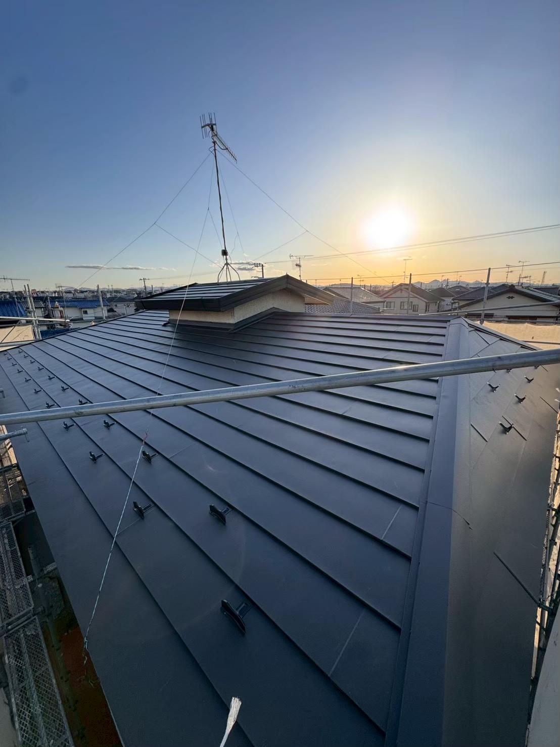 深谷市で築45年の雨漏りを棟板金落下から解決する屋根葺き替え工事