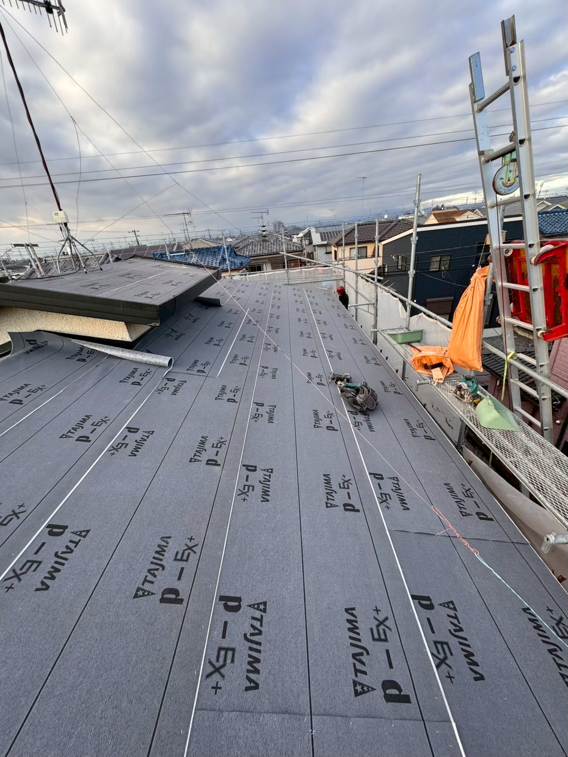 ルーフィング（防水紙）敷設で雨仕舞を再構築