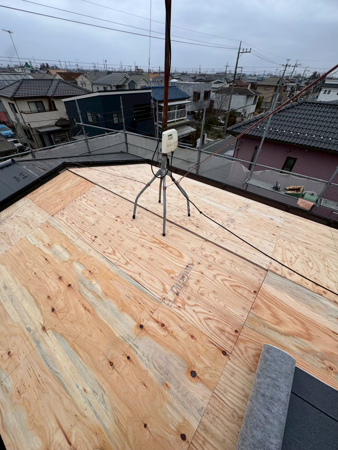 野地板の増し張りで下地を安定化