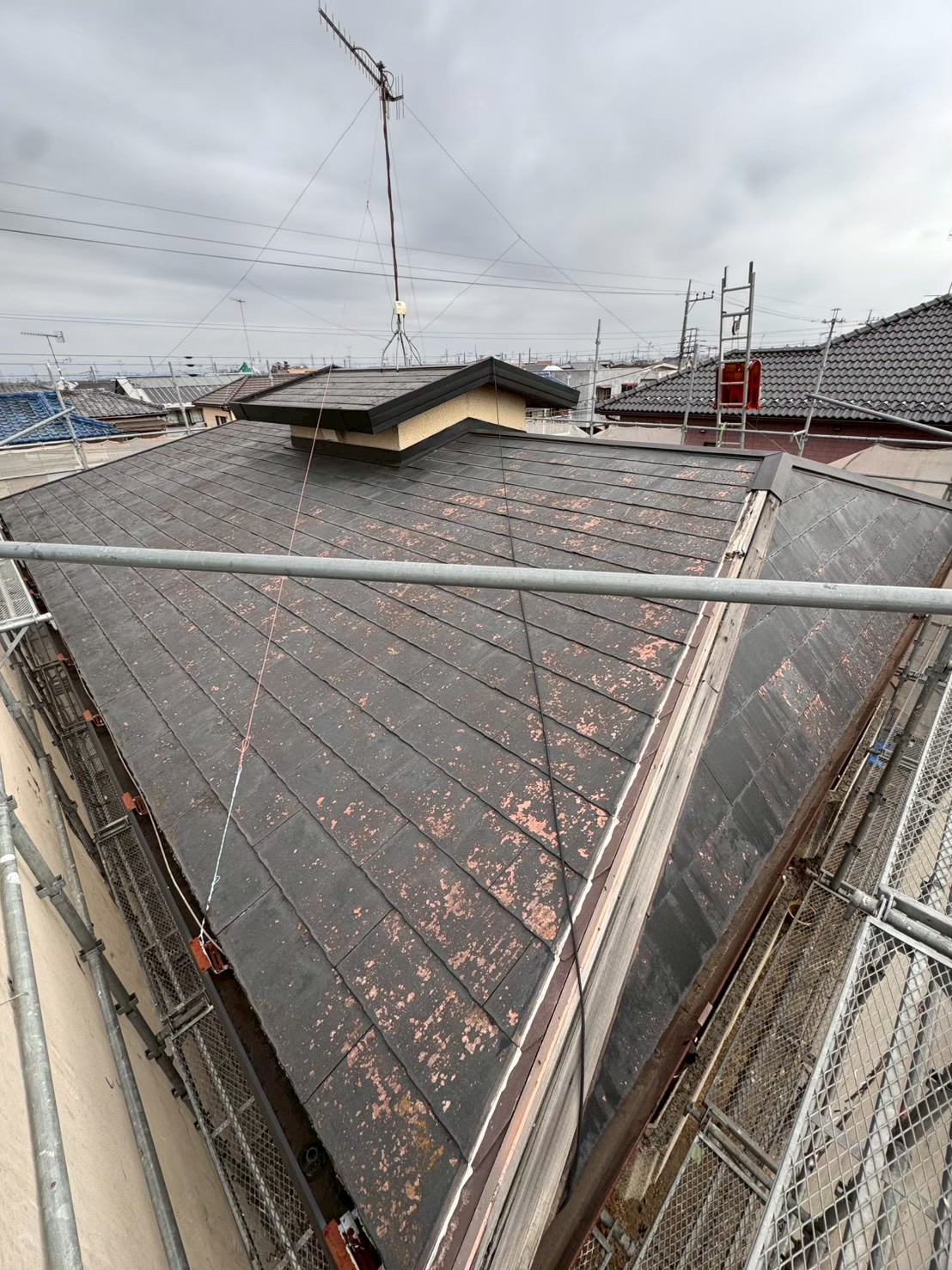 深谷市で築45年の雨漏りを棟板金落下から解決する屋根葺き替え工事
