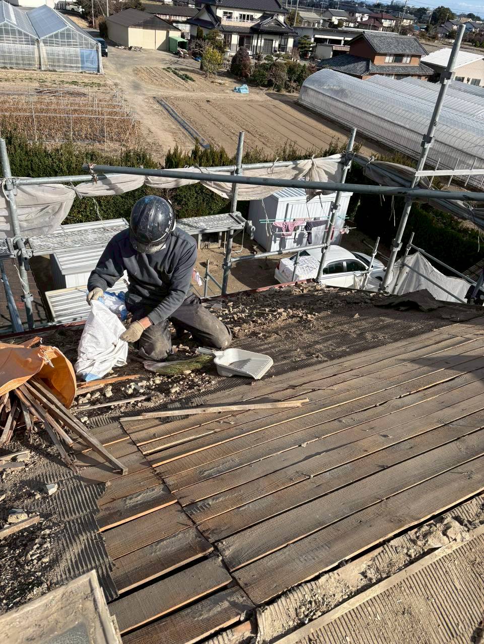 瓦の撤去と下地の修復