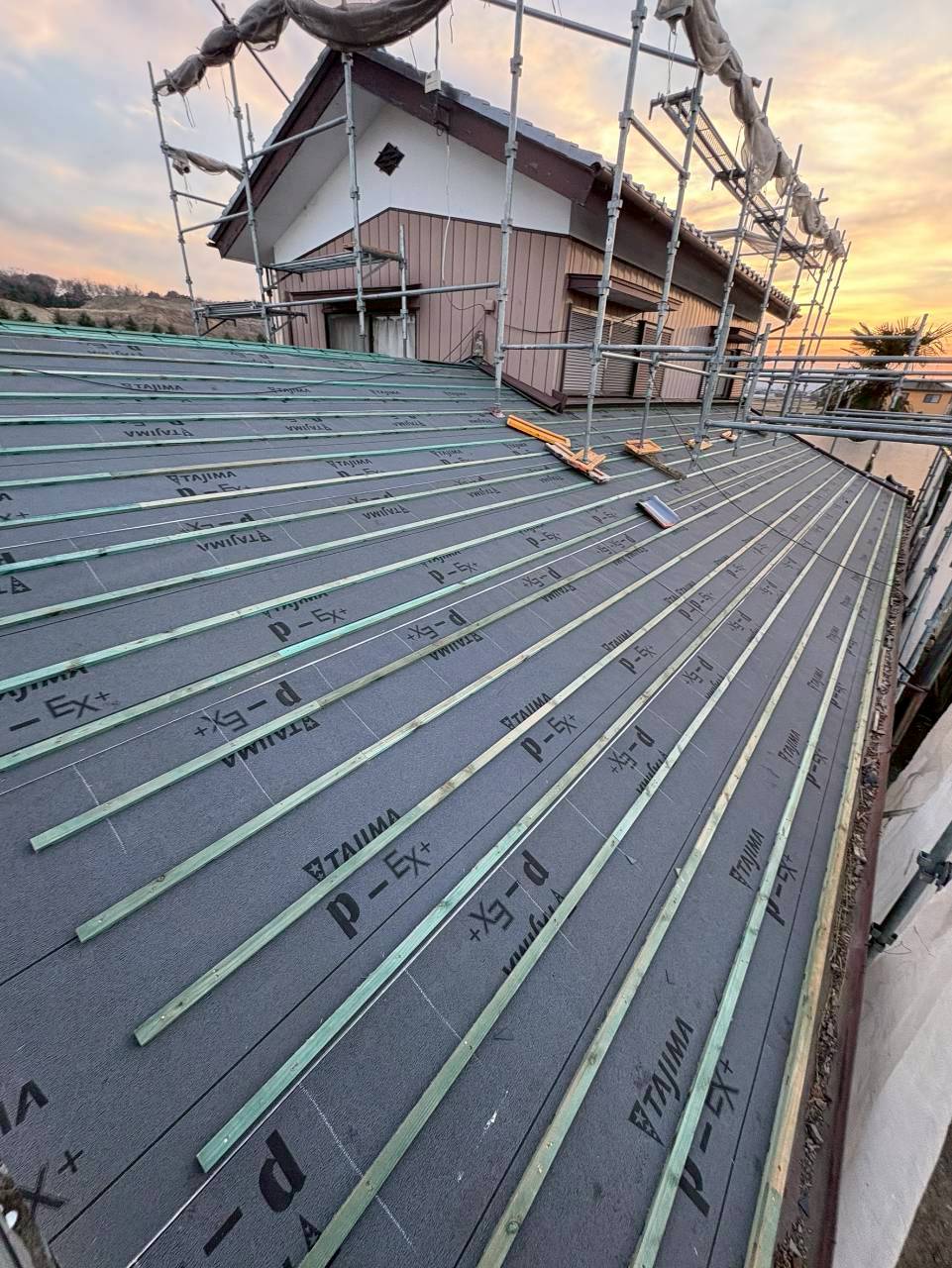 防水シート・桟木の設置と屋根下地の仕上げ