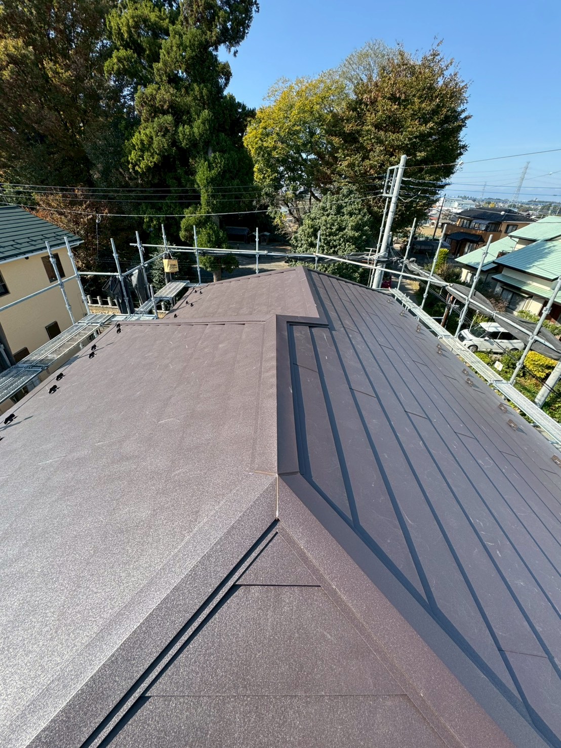 深谷市の築21年住宅で屋根材の割れを解消する屋根カバー工事｜ルーフィング施工で雨漏り対策も強化