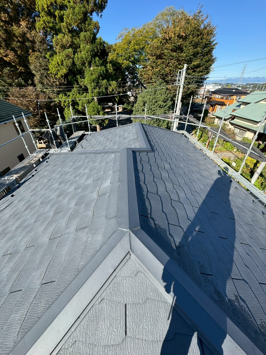 深谷市の築21年住宅で屋根材の割れを解消する屋根カバー工事｜ルーフィング施工で雨漏り対策も強化