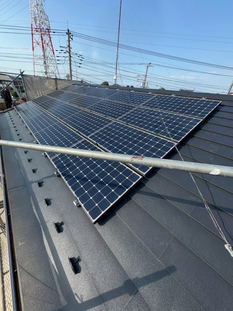 熊谷市で割れてしまったスレート屋根をカバー工事。太陽光パネルは脱着。