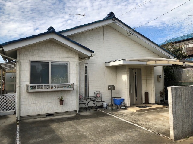 深谷市で遮熱フッ素塗料を使用して外壁塗装。玄関屋根のブルーが鮮やかです！